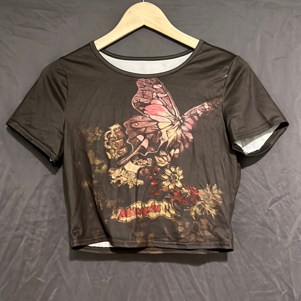 This baby tee from Romwe that goes great with many jeans and darker colors 🩶🍃